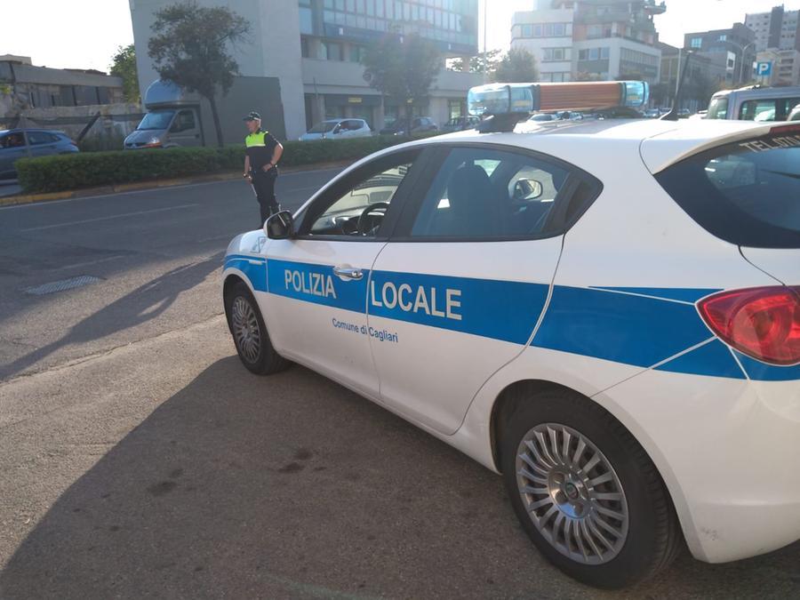 Cagliari Picchia Una Donna Per Strada E Aggredisce Anche Il Poliziotto